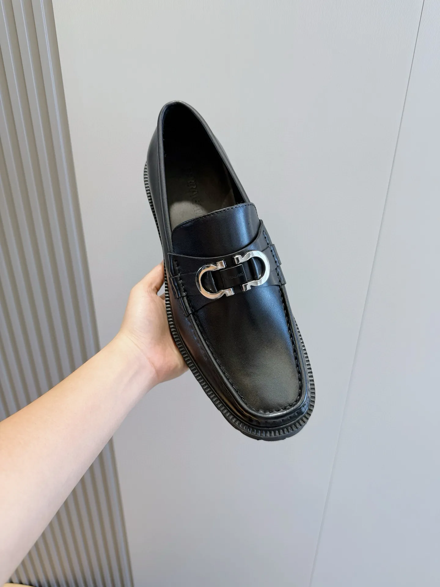 [Ferragamo] Top P: 760💰 Number of yards: 39~44 (38.45. Customized, non-returnable) Ferragamo men's leather derby shoes. The new derby shoes are light in texture and cool in style. They adopt exquisite eyelet uppers and novelly define urban trends. Made of brushed cowhide, it has a plump and rounded toe box and is decorated with delicate wingtip decorative details. Imported cowhide + cowhide lining.